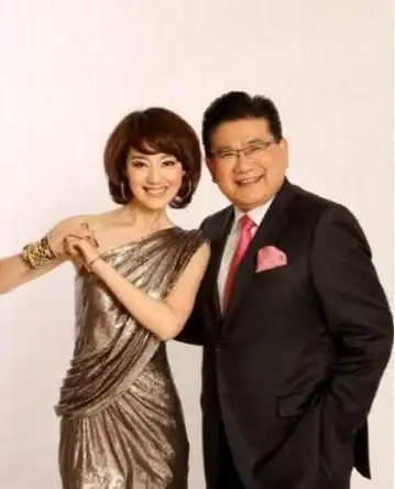 听说他老婆哈文和女儿法图麦回国后,还特意去和王冠聚了聚.