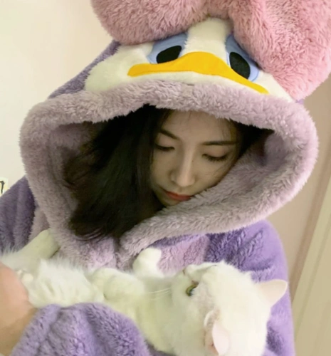 许佳琪抱着猫咪拍照看到效果才明白原来颜值高的人穿睡衣也好看