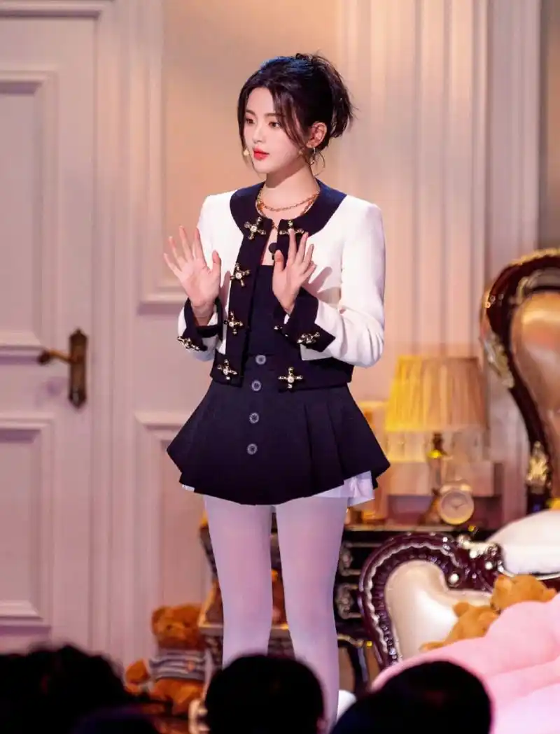 杨超越白色丝袜美照,好性感的大长腿,肉感十足让人欲望满满!