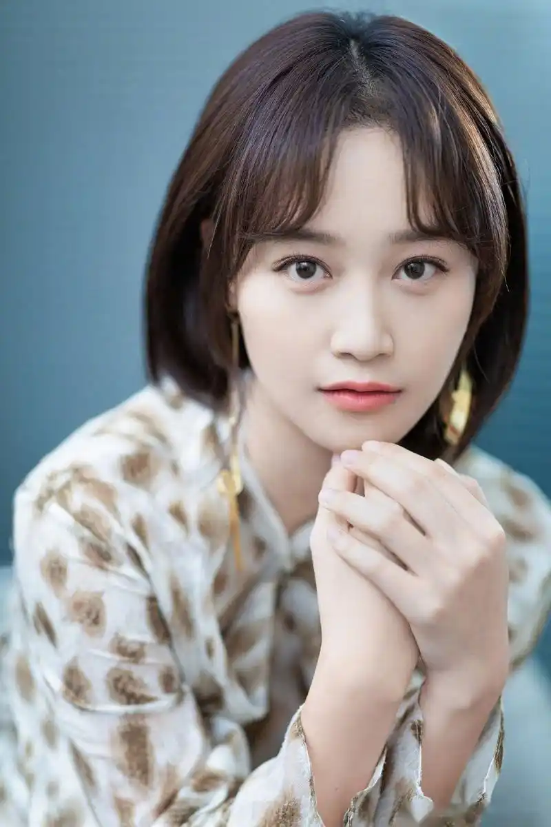 蓝盈莹身着豹纹衬衫裙加清爽短发,再配上别致不对称的金属耳环,优雅