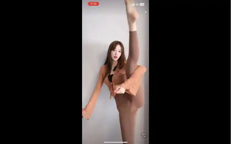 紧身瑜伽裤一字马高抬腿小姐姐