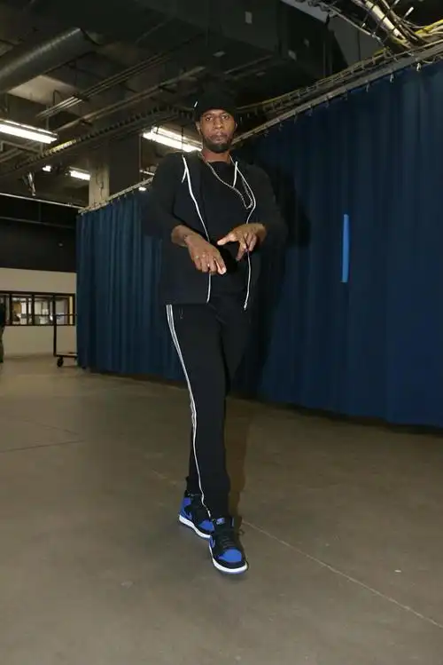 弎言两语别学着球星们的场上上脚看看他们场下都穿些啥五