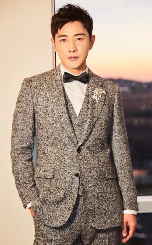 p>罗晋,1981年11月30日出生于江西省宜春市铜鼓县,中国内地影视男