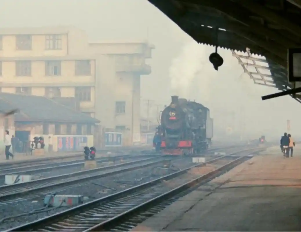 在八十年代,中国的火车还都是那种绿皮火车,它们以烧煤为动力,行驶时