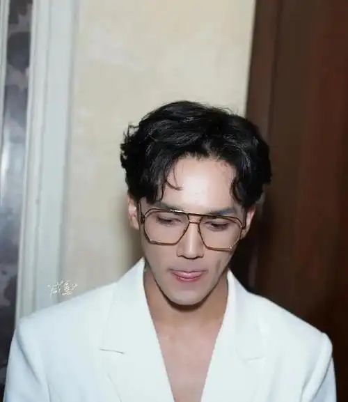 微博电影之夜投票,肖战领先,王一博紧随其后,朱一龙张艺兴上榜