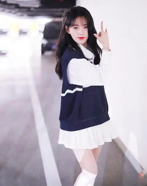 鞠婧祎超甜美百褶裙穿搭,未修图曝光,让人大吃一惊!