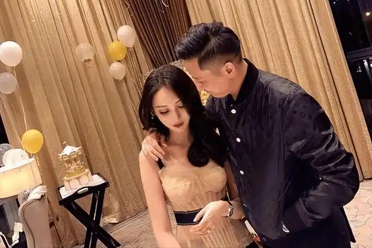 黄晓明被曝摸新女友屁股,浪漫约会同居,女方曾和baby合照长很像_杨颖