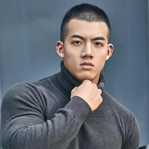 男生头发尽量不要超过耳朵,今年流行这些"短发",时髦显帅气