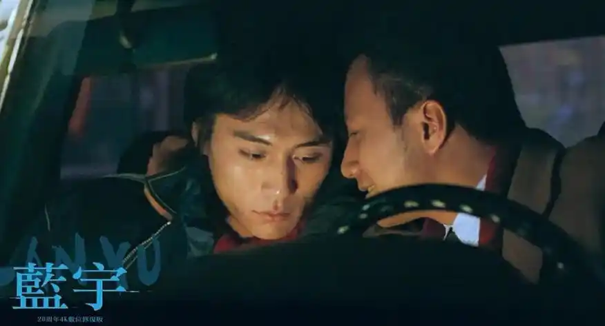 刘烨话剧首演成功,胡军送花让cp粉狂呼:发糖了,蓝绣花太过醒目_蓝宇