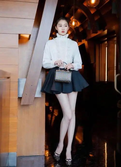 "京圈公主"关晓彤又亮新照,穿抹胸小短裙配黑丝袜,轻熟优雅