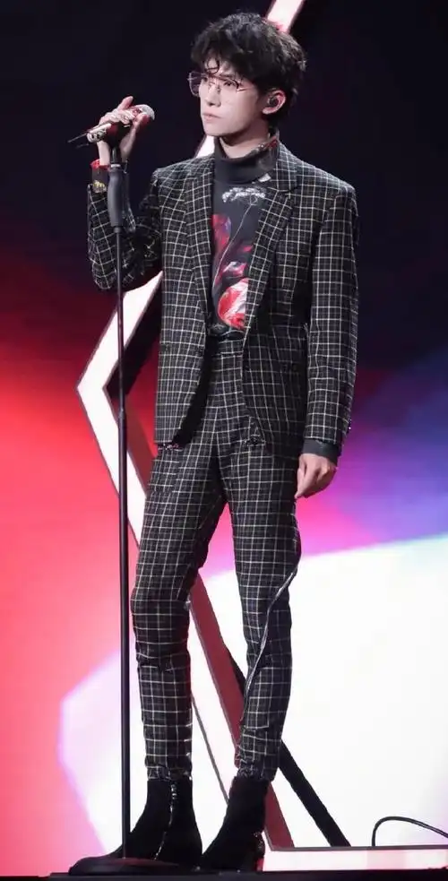 别人穿西装都是配皮鞋,易烊千玺不一样,效果反而出奇的好 . - 网文派