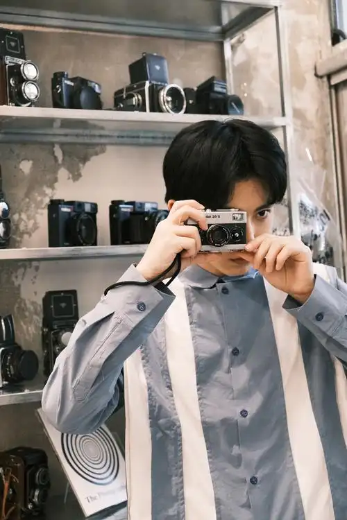 青年演员郝富申蓝白衬衫写真曝光