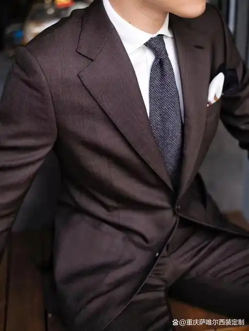 随着穿西服的热潮,男士的成熟越来越与西装紧密联系.