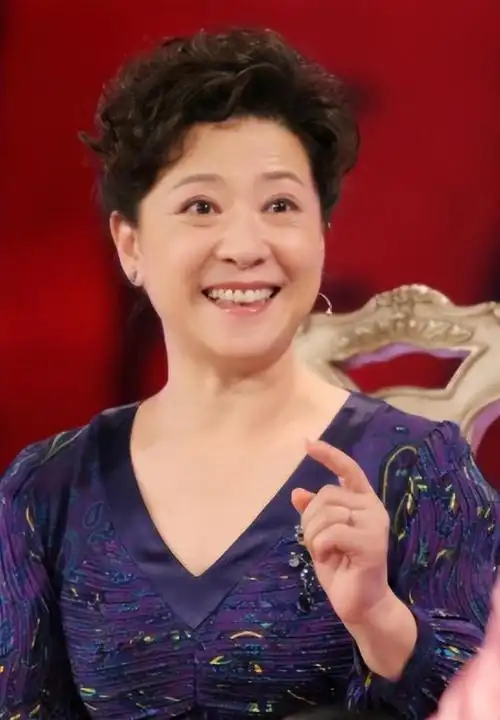 74岁刘晓庆前往美国过元宵独自逛街心情大好打扮年轻朝气蓬勃