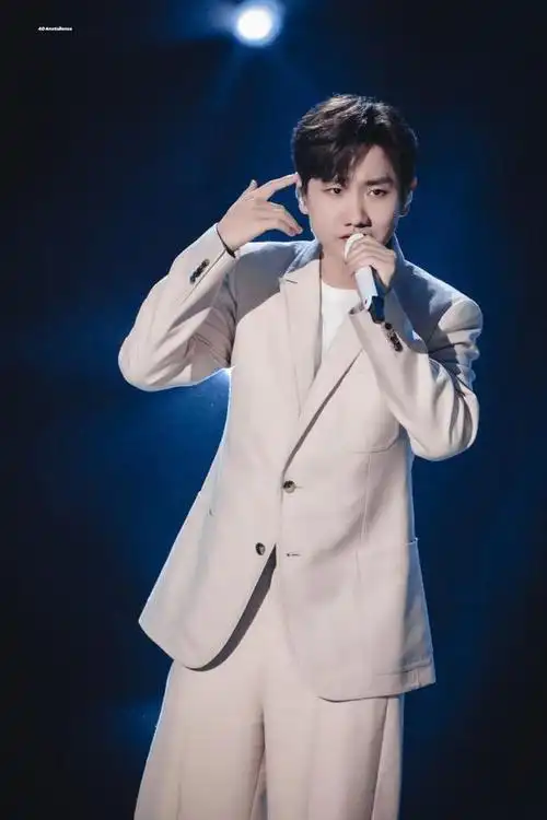 汪苏泷演绎《就让这大雨全都落下》,舞台故事感爆棚