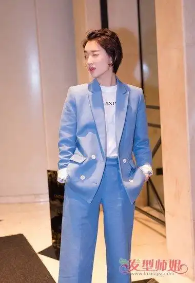 周冬雨超短发蓝西装街摄影 变身为小精灵的新潮发型(4)