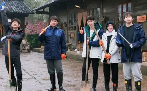 《向往5》张艺兴让人笑翻全场,挽留杨紫的两句话,尽显高情商-爱妻自