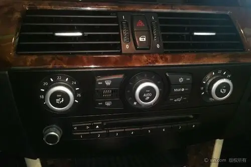 宝马5系空调调节区