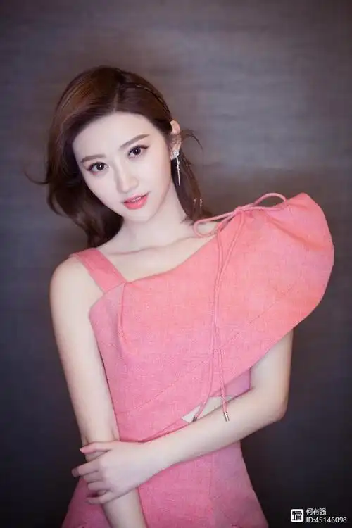 景甜穿衣搭配很减龄,加上这款短发造型像18岁少女,小蛮腰超美!