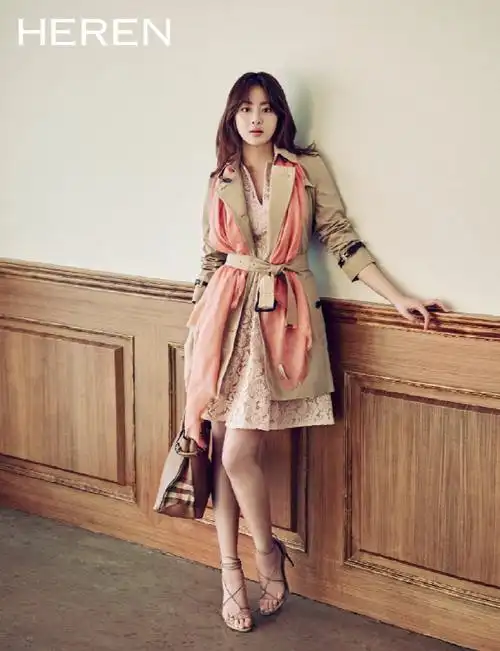 姜素拉拍画报变身职场女性干练风衣秀美腿组图