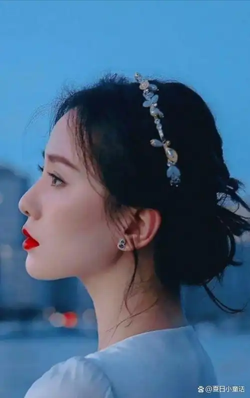 刘诗诗烟熏妆侧颜随拍