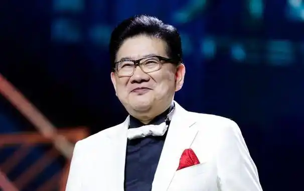 曹可凡,曾经备受喜爱的"上海第一主持人",如今却成了大众嘲笑的对象.