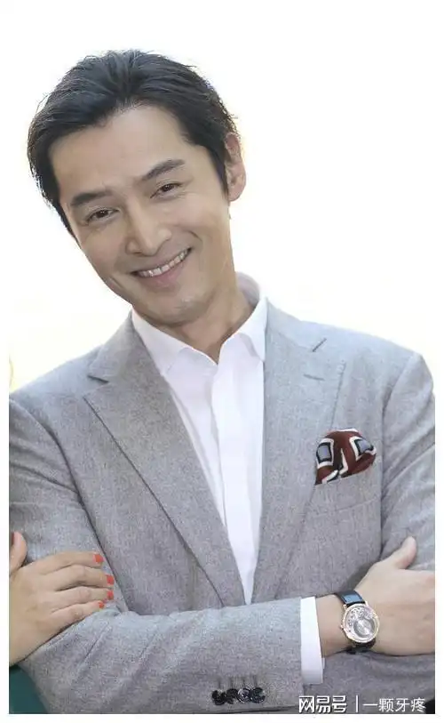 36岁胡歌生图曝光,穿西服风度翩翩,眼角伤痕基本看不出来