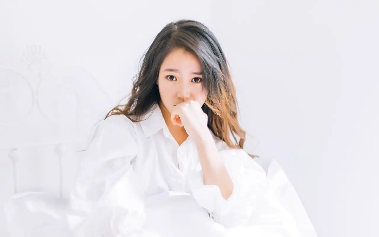 白色衬衣美女居家性感撩人写真图片壁纸