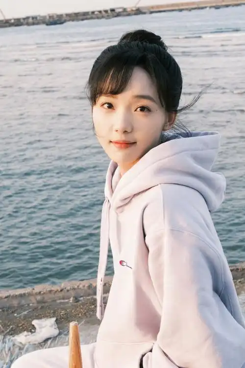 吕小雨超话#演员的番外#一刻宁静  一片天空