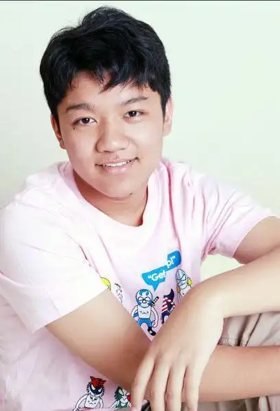 尤浩然近照曝光,北电多次艺考没通过,直言:我要瘦成一道闪电