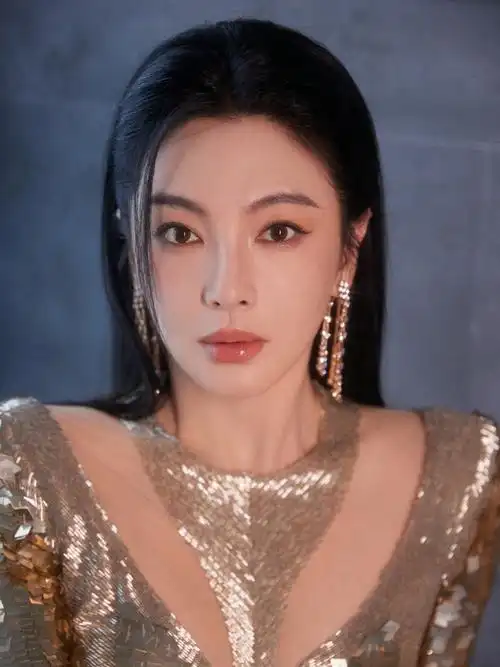 张雨绮金色亮片裙##张雨绮金色亮片露腰裙