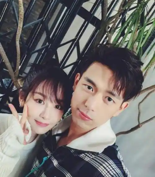 杨紫不避嫌惊喜发文庆祝李现生日,晒出两人合照网友:情侣味道_同学