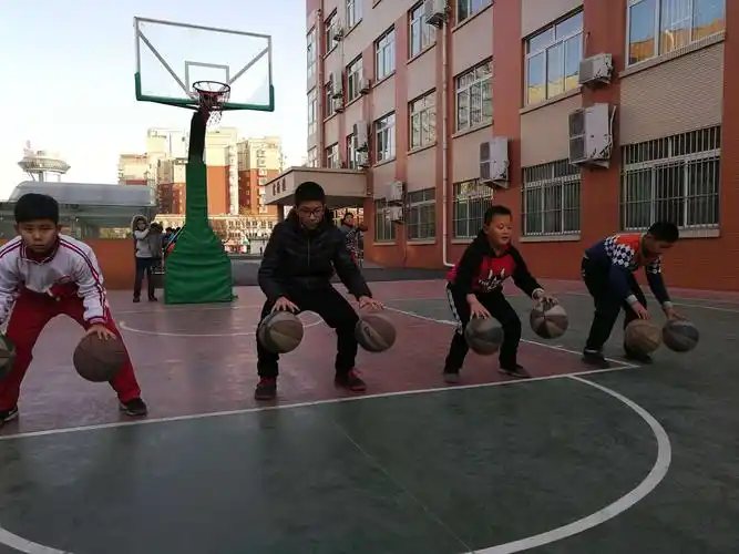 其它 汇泉小学篮球队(男篮)的成长故事 写美篇分组练习 课前热身.
