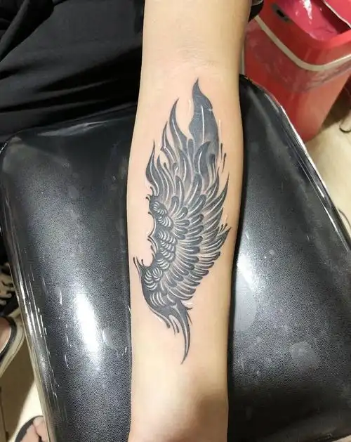 翅膀遮盖字母纹身图片手臂纹身图案