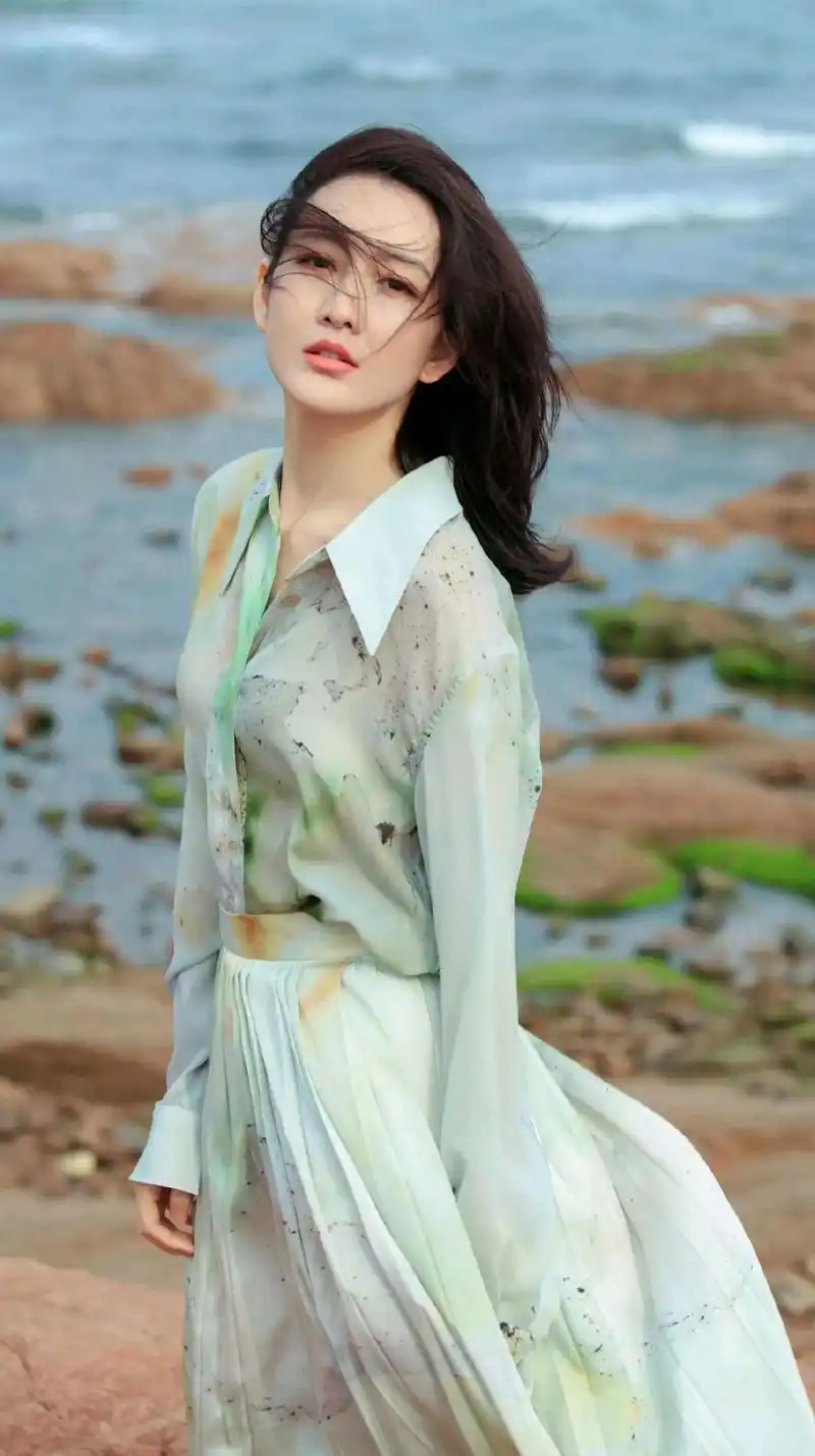 气质美女王鸥高清写真,肤白貌美,性感迷人!