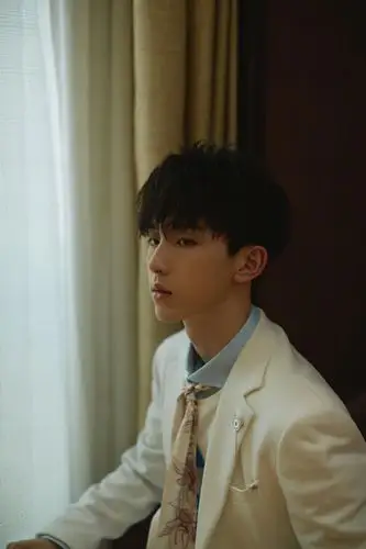 郭俊辰你笑起来真好看#郭俊辰身着白色西装. 来自明星爱街拍 - 微博