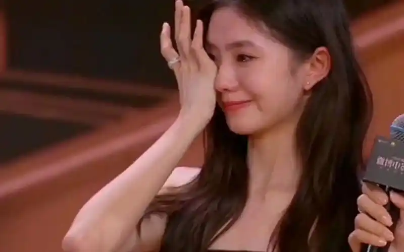 明星防备心太刻意,华晨宇手缩袖口避嫌,迪丽热巴慌忙躲避