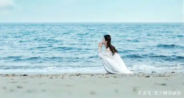 去海边还不会拍照吗?学会这十种拍照姿势,让你拍出大片的感觉
