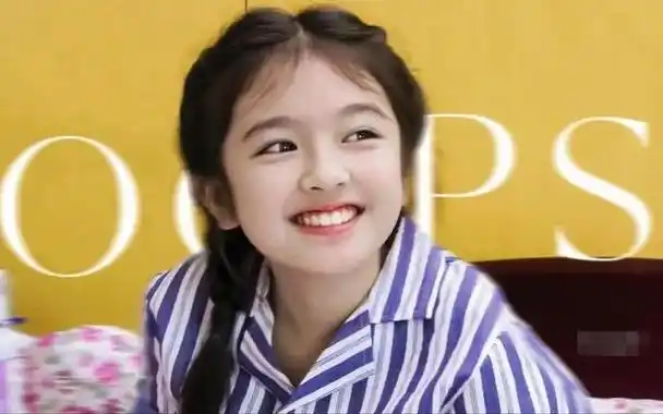 长大之后李兰迪的颜值也是非常稳定,算得上等比例长大,依旧眉目端正