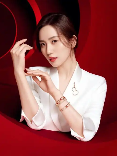 qeelin品牌代言人刘诗诗佩戴全新#qeelinwulu系列小八福新作,点亮