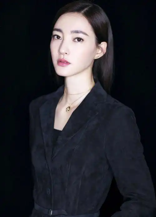 王丽坤超酷西装