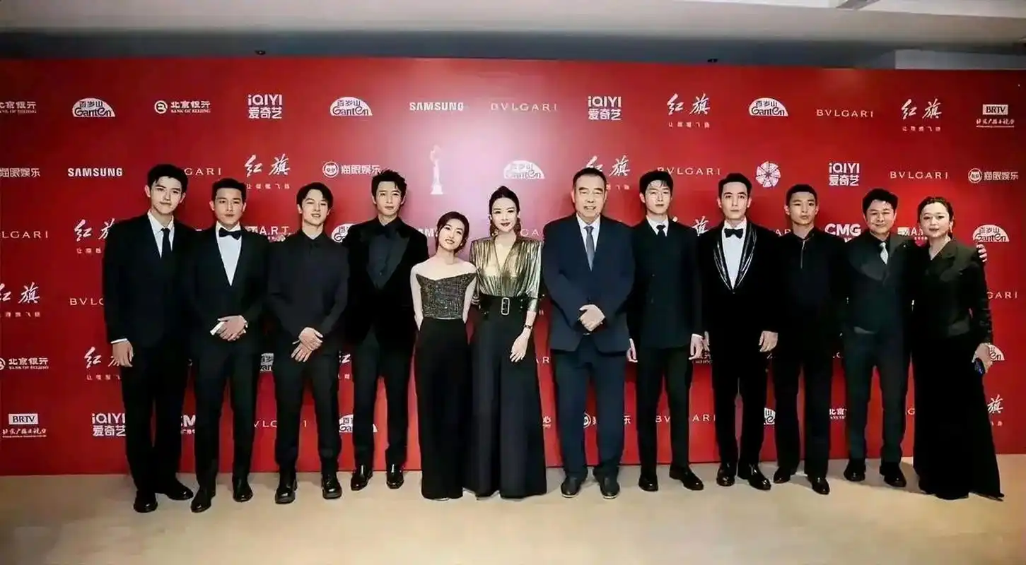 章子怡官方身高164cm,穿上高跟鞋也就170cm吧.