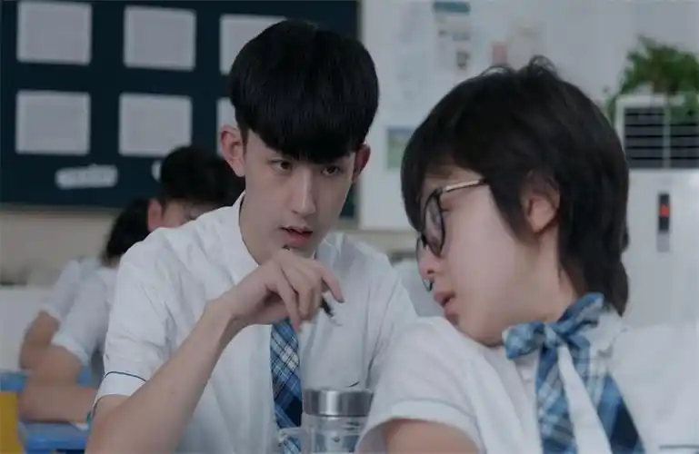 少年派2赵今麦郭俊辰路透两人席地而坐画面简直太甜啦