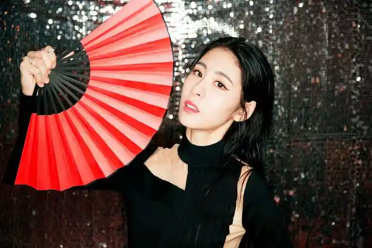 p>张碧晨(diamond),1989年9月10日出生于天津市,中国内地流行乐女歌手