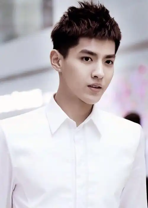 娱乐圈中有哪些穿白衬衫很好看的明星?