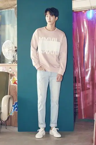 型男南柱赫长腿帅气写真图片