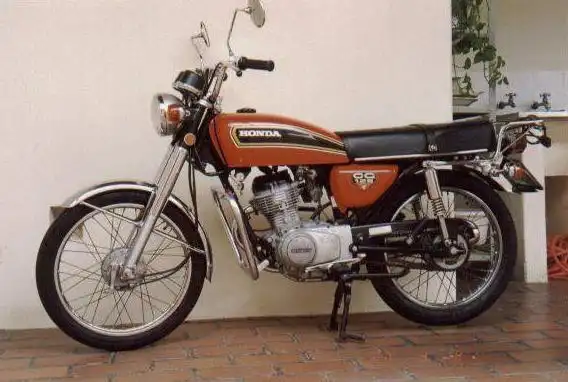 90年代初的有钱人都开这种摩托车,大哥级别的就是不一样