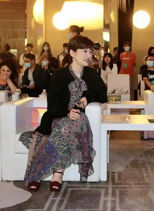 冯小刚眼光真好妻子徐帆53岁不惧老穿印花裙配外套气质温柔