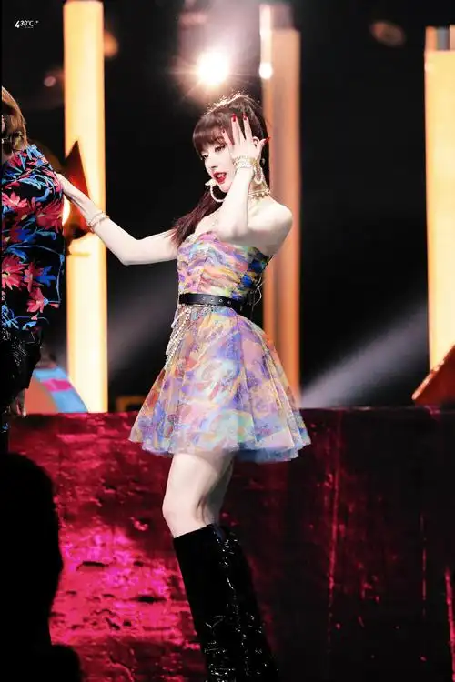 孔雪儿浙江卫视喜剧春晚舞台图