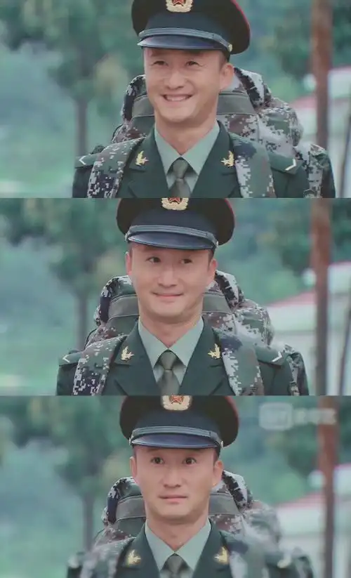 吴京晒军装照